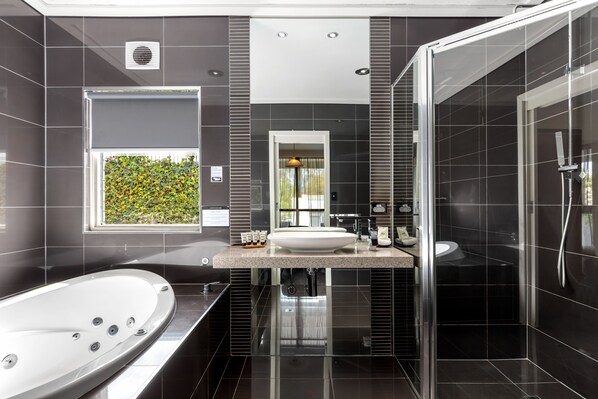 Executive Spa Suite | Bathroom | Hair dryer, towels - The Commodore (Mount Gambier)