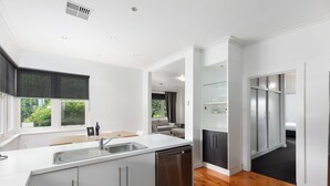 Three-Bedroom House- 5 Fairlie Street | ครัวส่วนตัว