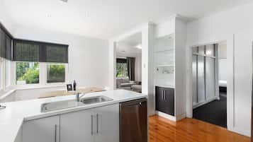Three-Bedroom House- 5 Fairlie Street | 私人廚房 | 電熱水壺