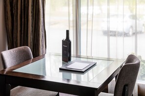 Deluxe King Studio | Een minibar, een strijkplank/strijkijzer, gratis wifi, beddengoed