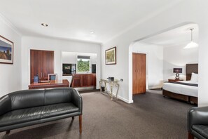 Executive Spa Suite | Minibar, strykejern/-brett, wi-fi (inkludert) og sengetøy