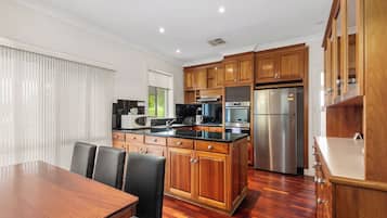 Three-Bedroom House- 1 Fairlie Streeet | Cocina privada | Tetera eléctrica