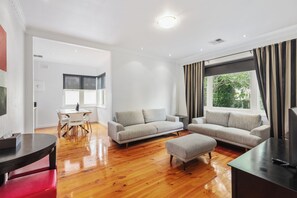 Three-Bedroom House- 5 Fairlie Street | Oppholdsområde | TV