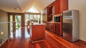 Casa adosada de lujo, 2 habitaciones | Cocina privada | Cafetera o tetera, frigorífico grande, microondas y placa de cocina