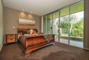 Safari Suite | 2 bedrooms, iron/ironing board, free WiFi, bed sheets - Centenary Peaks (Bright)