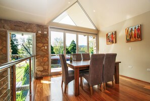 Safari Suite | In-room dining - Centenary Peaks (Bright)