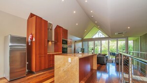 Casa adosada de lujo, 2 habitaciones | Cocina privada | Cafetera o tetera, frigorífico grande, microondas y placa de cocina