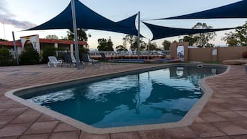 Piscine extérieure, chaises longues