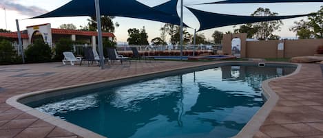 Udendørs pool, åben fra kl. 08.00 til kl. 19.00, liggestole