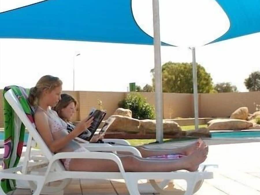 Udendørs pool, åben fra kl. 08.00 til kl. 19.00, liggestole