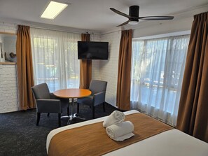 Habitación doble de lujo, 1 cama Queen size, refrigerador y microondas, vista a la alberca | Área de sala de estar | Televisión de pantalla plana de 32 pulgadas con canales por cable 
