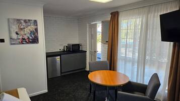 Luksus-dobbeltrom, 1 queensize-seng, kjøleskap og mikrobølgeovn, bassengutsikt | Eget kjøkken | Kjøleskap, mikrobølgeovn, kaffetrakter/tekoker og vannkoker