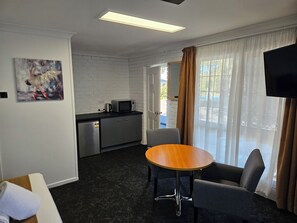 Habitación de lujo doble, 1 cama de matrimonio, frigorífico y microondas, vistas a la piscina | Cocina privada | Frigorífico, microondas, cafetera o tetera y hervidor eléctrico