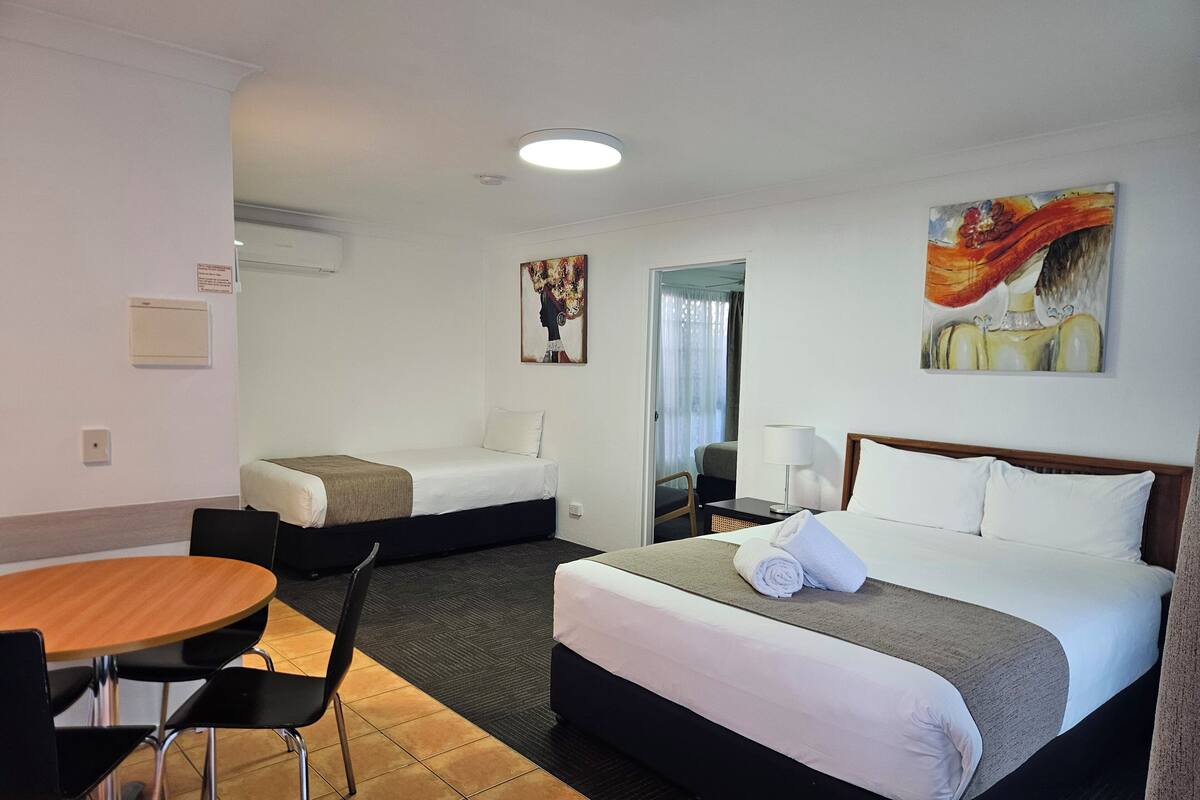 Family Apartment, 2 Bedrooms, Kitchen | Premium bedding, pillowtop beds, desk, blackout drapes