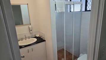 Familielejlighed - 2 soveværelser - ikke-ryger - køkken | Badeværelse | Bruser, brusehoved med spredningseffekt, gratis toiletartikler