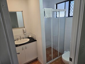 Family Apartment, 2 Bedrooms, Non Smoking, Kitchen | Bathroom | Shower, rainfall showerhead, free toiletries, hair dryer - Cleveland Motor Inn (Ormiston)