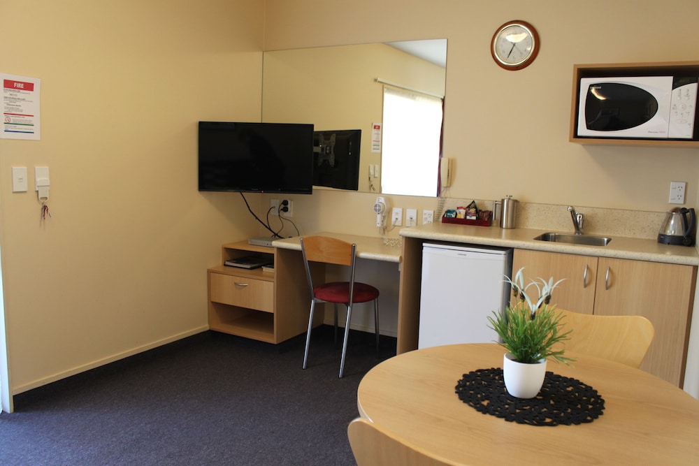 Alhambra Oaks Motor Lodge by null