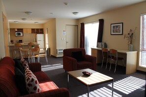 行政套房, 2 間臥室, 非吸煙房, 廚房 (Executive apartment) | 起居區 | 42-吋平面電視、衛星頻道、電視