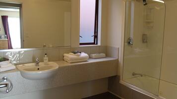 Suíte executiva, 2 quartos, para não fumantes, cozinha (Executive apartment) | Banheiro | Chuveiro, toalhas de banho