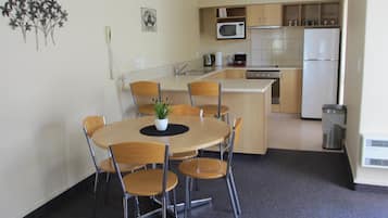 Executive Suite, 2 Bedrooms, Non Smoking, Kitchen (Executive apartment) | Private kitchen