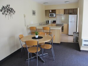 Executive Suite, 2 Bedrooms, Non Smoking, Kitchen (Executive apartment) | Private kitchen - Alhambra Oaks Motor Lodge (Dunedin)