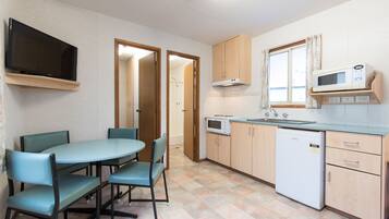 Standard Cabin | Private kitchen | Full-size fridge, microwave, stovetop, toaster