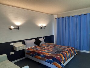 Standard Room, 1 Queen Bed | Free WiFi, bed sheets - Capri Motel (Balranald)