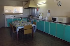 Fridge, microwave, electric kettle - Capri Motel (Balranald)