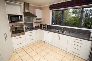 Superior House, 3 Bedrooms, City View | Private kitchen | Microwave, coffee/tea maker, electric kettle, toaster - The Coast Motel (Timaru)