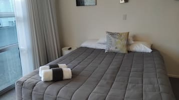 Suite familiar, 1 habitación, no fumadores, cocina básica | Ropa de cama de alta calidad y espacio para trabajar con un portátil