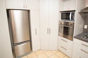 高级独立别墅, 3 间卧室, 城市景观 | 私人厨房 | 微波炉、茶具/咖啡用具、电热水壶、烤面包机