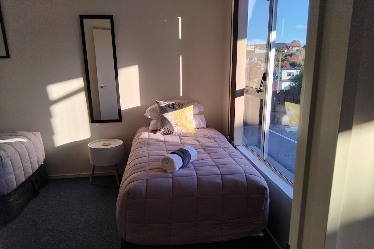Familie suite, 1 slaapkamer, niet-roken, kitchenette | Luxe beddengoed, een laptopwerkplek, een strijkplank/strijkijzer
