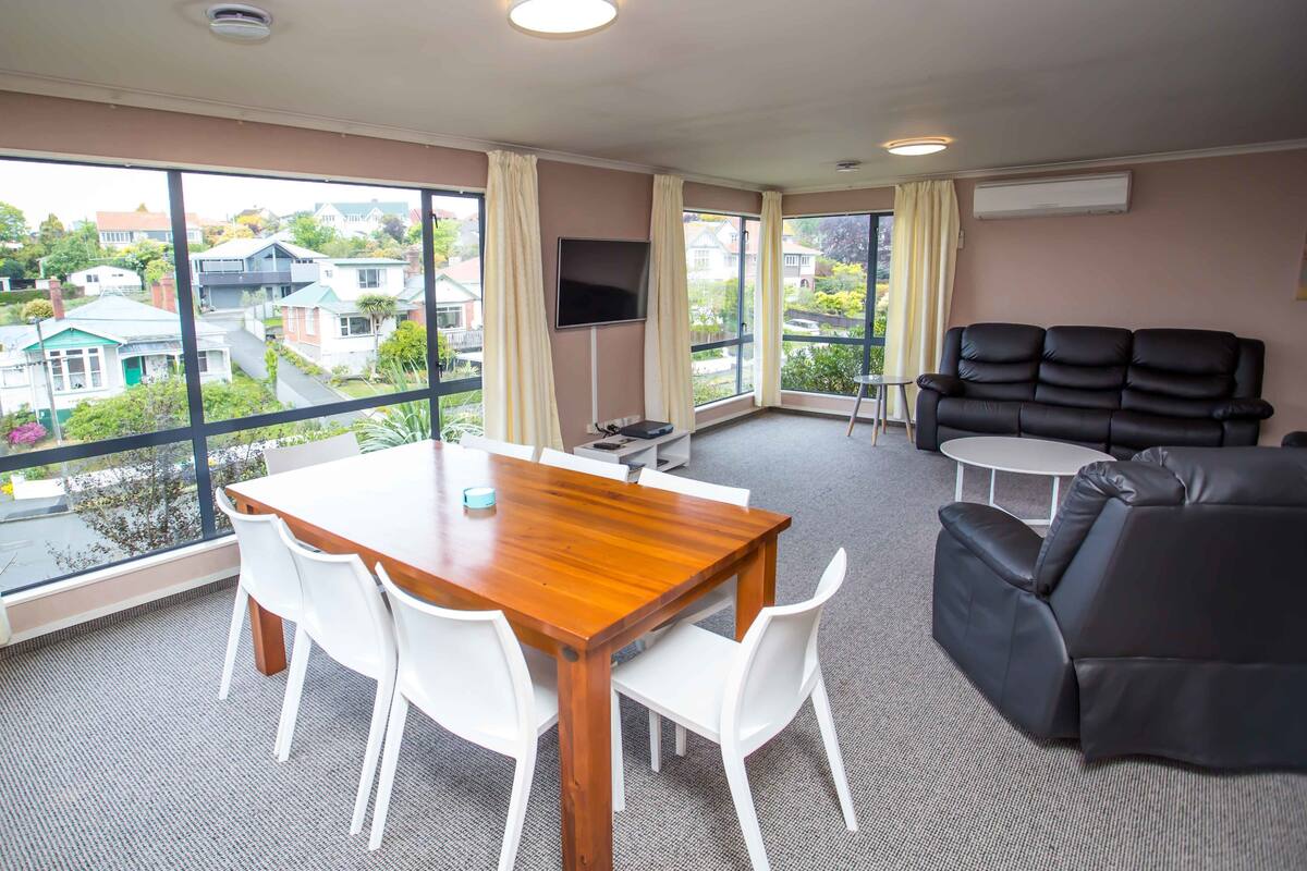 Superior House, 3 Bedrooms, City View | Living area