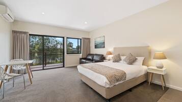 1 kamar tidur dan didekorasi berbeda-beda