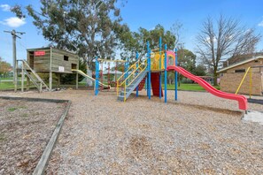 Children's play area - outdoor - High Country Holiday Park (Mansfield)