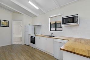 Full-size fridge, microwave, stovetop, electric kettle - High Country Holiday Park (Mansfield)