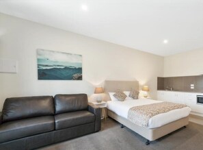 Deluxe Studio Suite | Individually decorated, individually furnished, soundproofing - High Country Holiday Park (Mansfield)