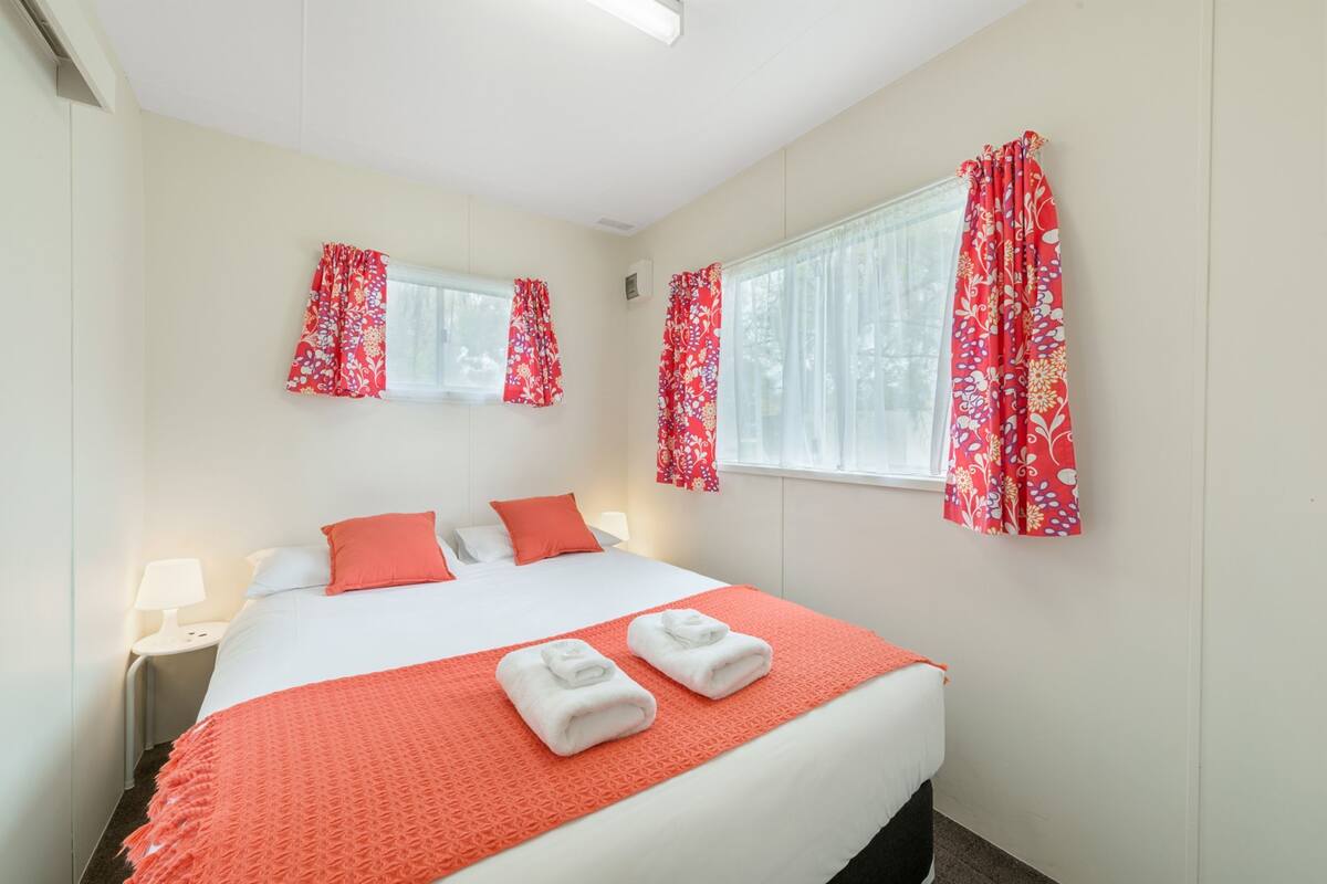 Budget Ensuite Cabin (2 Berth) | Soundproofing, iron/ironing board, WiFi (free), individually decorated