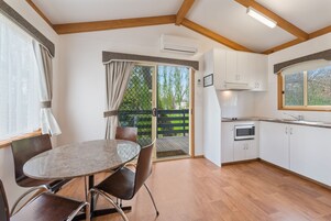 Refrigerador con freezer, microondas, placa de cocina