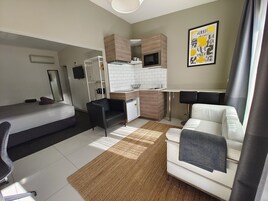 Escritorio y espacio para trabajar con laptop 