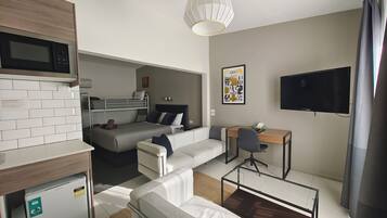 Studio (with Queen and Bunk) | 1 Schlafzimmer, Schreibtisch, laptopgeeigneter Arbeitsplatz