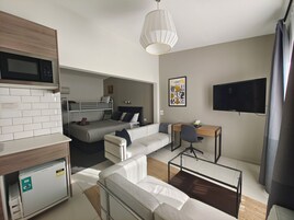 Escritorio y espacio para trabajar con laptop 