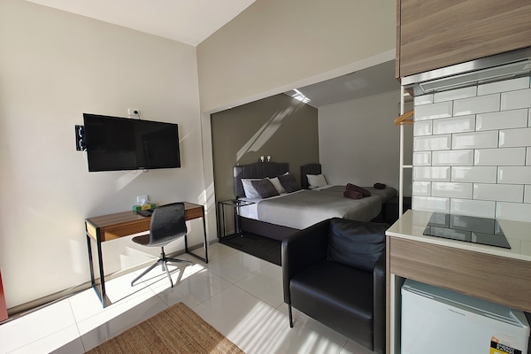 Studio with Queen and Single