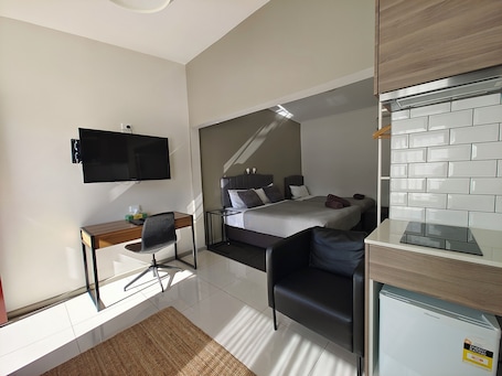 Escritorio y espacio para trabajar con laptop