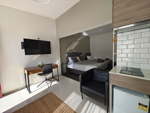 Studio with Queen and Single | Desk, laptop workspace, iron/ironing board, free cribs/infant beds - Altair Motel Cooma   (Cooma)