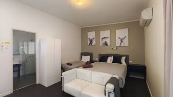 Classic Triple Room | Desk, laptop workspace, iron/ironing board, free cots/infant beds