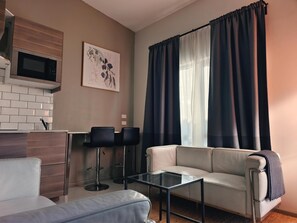 Studio with Queen and Bunk | Desk, laptop workspace, iron/ironing board, free cribs/infant beds - Altair Motel Cooma   (Cooma)