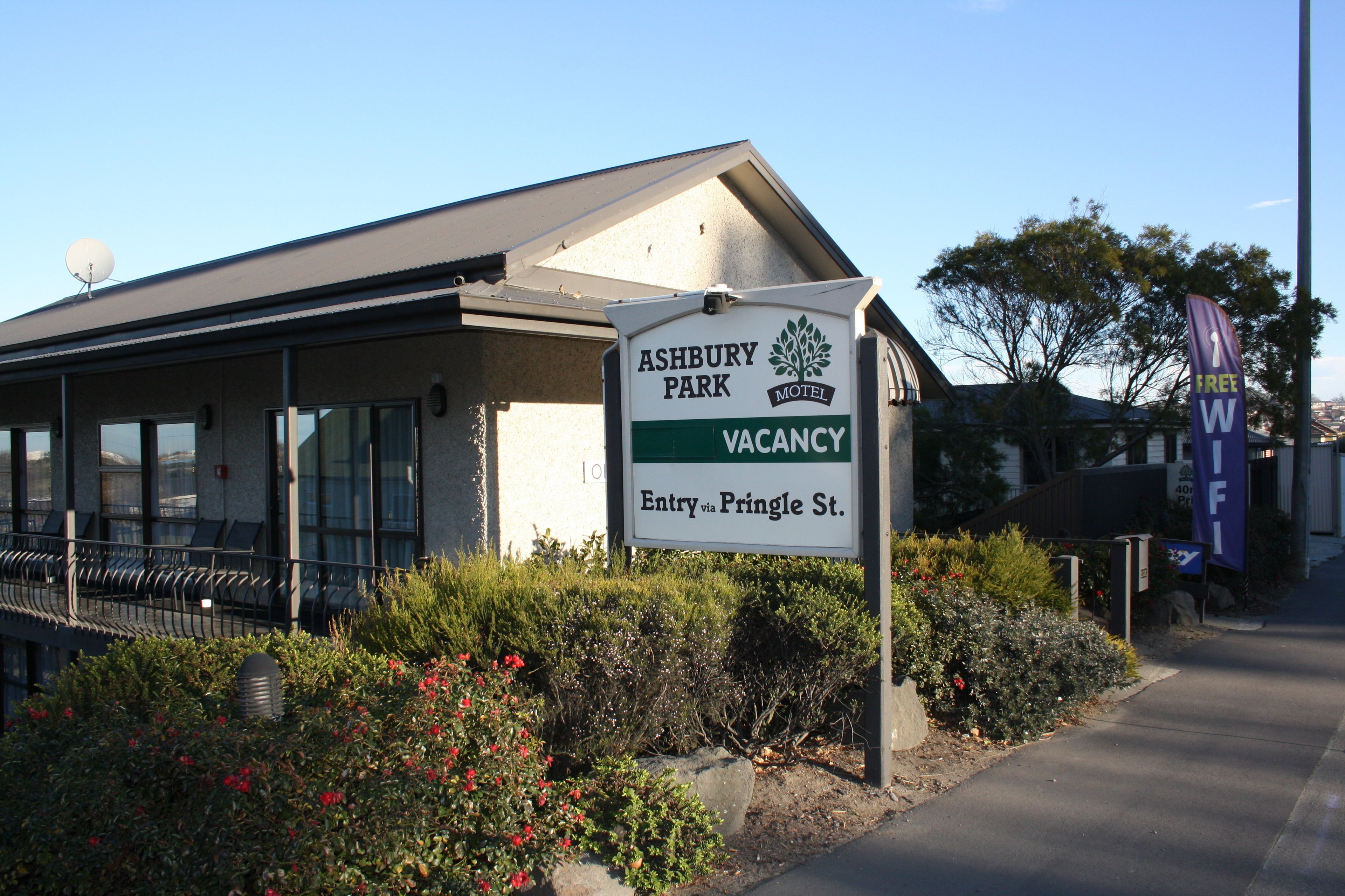 A sign for Ashbury Park Motel indicating a vacancy and entry via Pringle St.