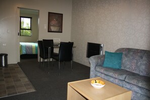 Familienzimmer (Two Units with Connecting Door) | Wohnbereich