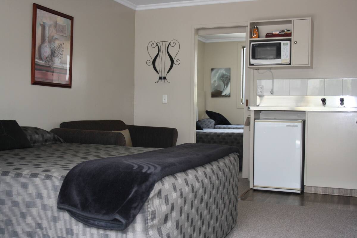 Standard Suite, 1 Bedroom, Non Smoking, Kitchenette (Unit - Option B) | Private kitchenette | Coffee/tea maker, fridge, microwave, stovetop